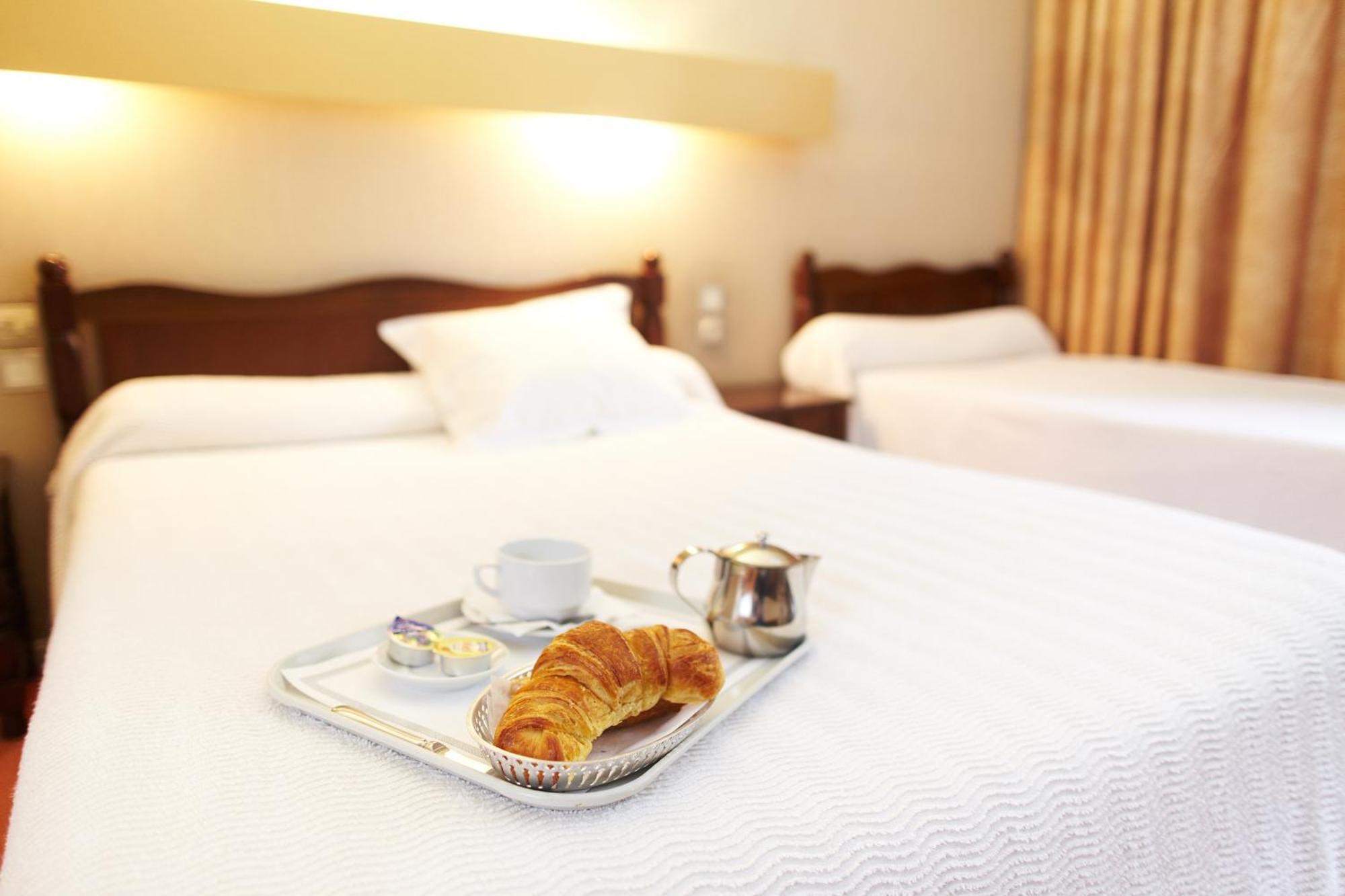 Hotel De Paris Bagnères-de-Luchon Szoba fotó